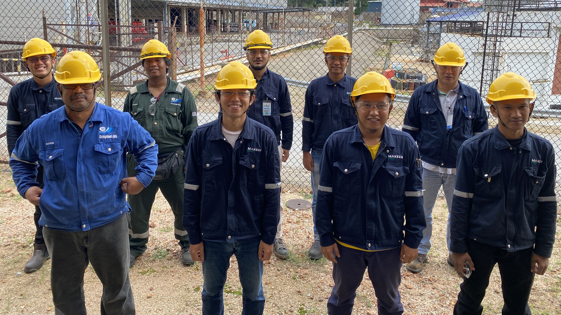 Image nine workers with yellow helmets