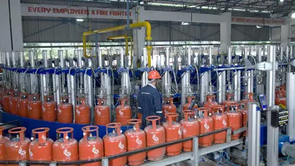 image of a FLEXSPEED carrousel and a worker standing in front the machine