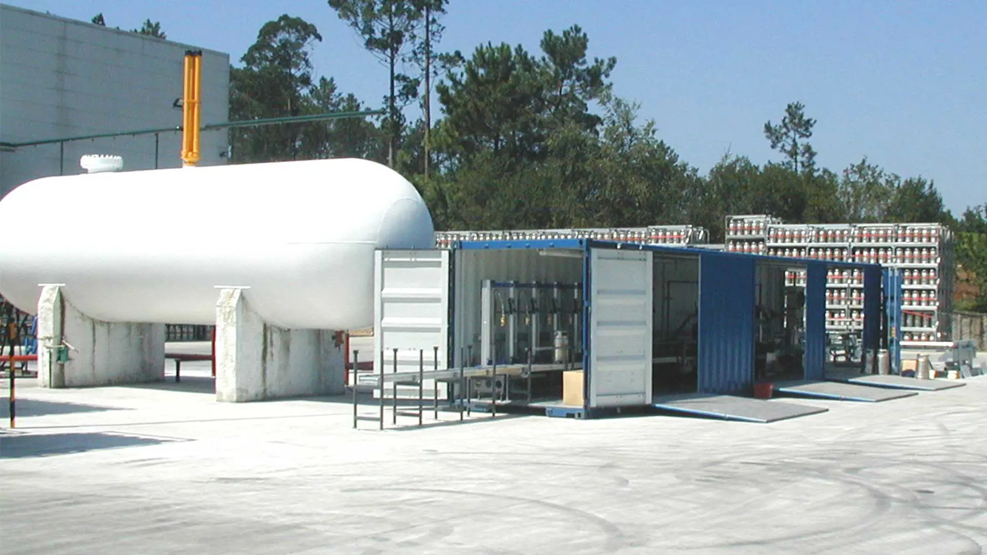 Filling container and LPG tank