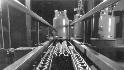 Wet chain conveyor Image of a wet dry conveyor chain with an LPG cylinder on it
