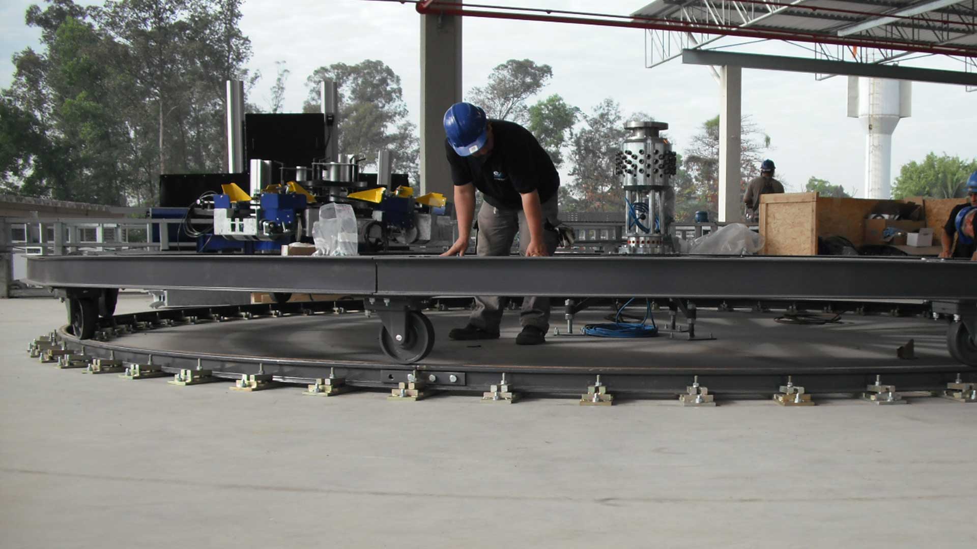 image of a FLEXSPEED carrousel being installed by a worker
