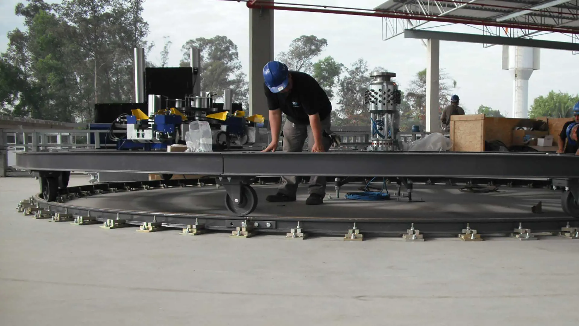 image of a FLEXSPEED carrousel being installed by a worker