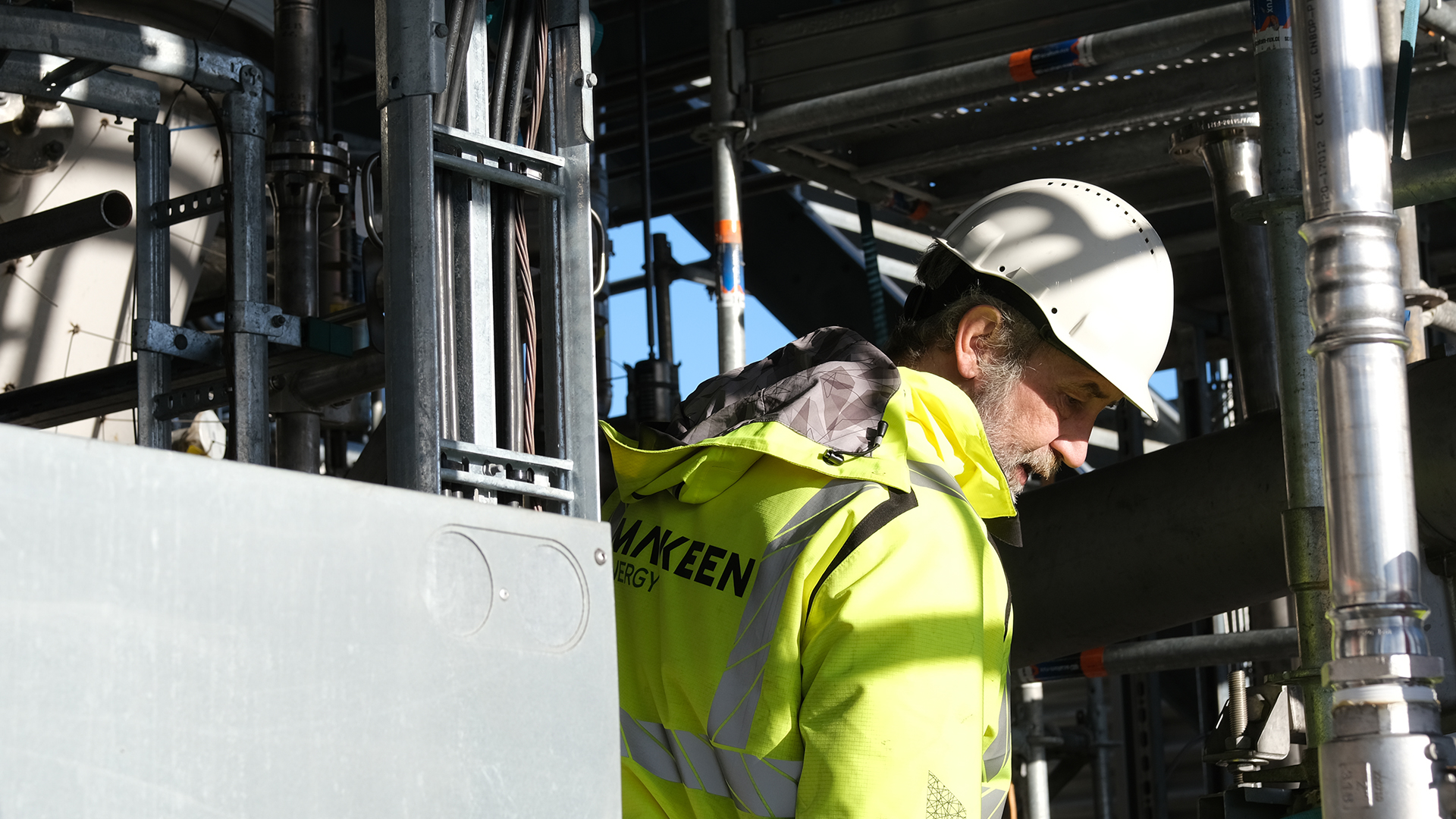 a MAKEEN Energy employees between pipelines