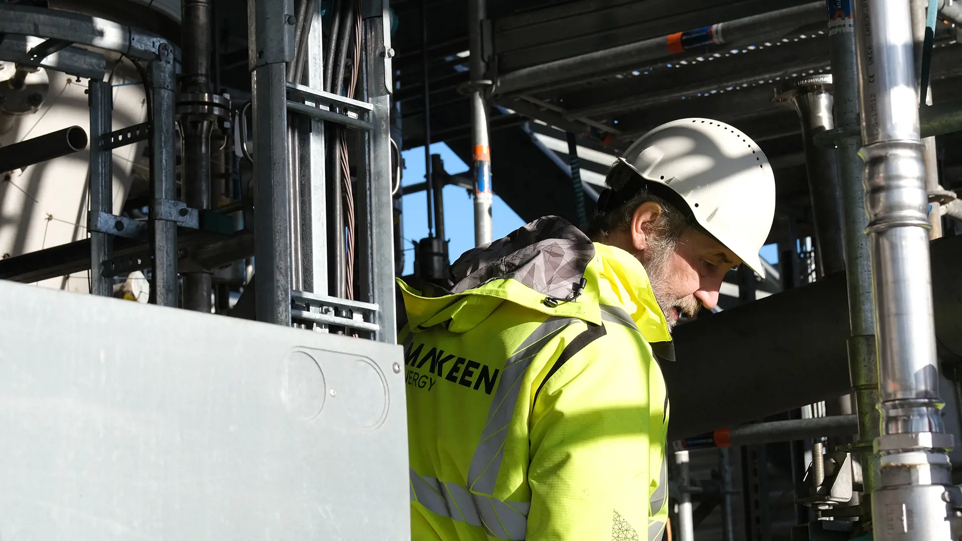 a MAKEEN Energy employees between pipelines