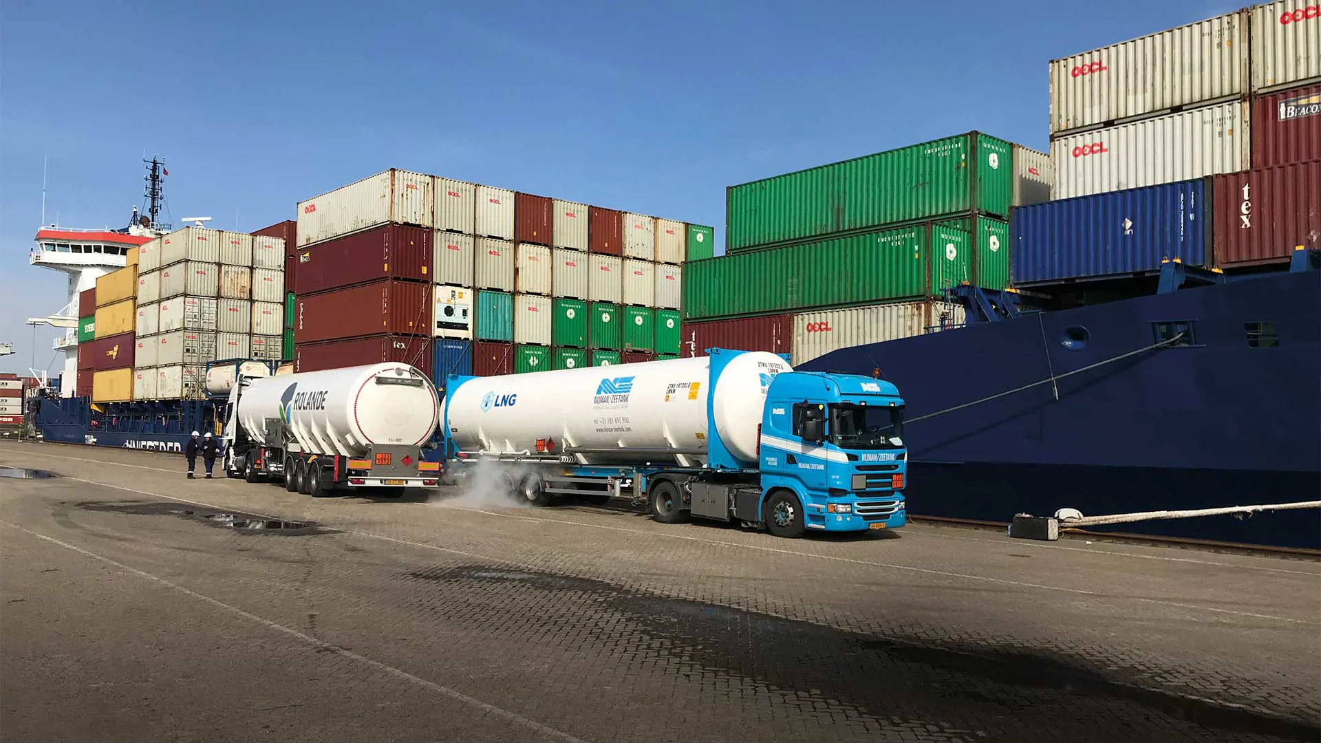 LNG fuel trucks bunkering a ship simultaneously with the Y-piece