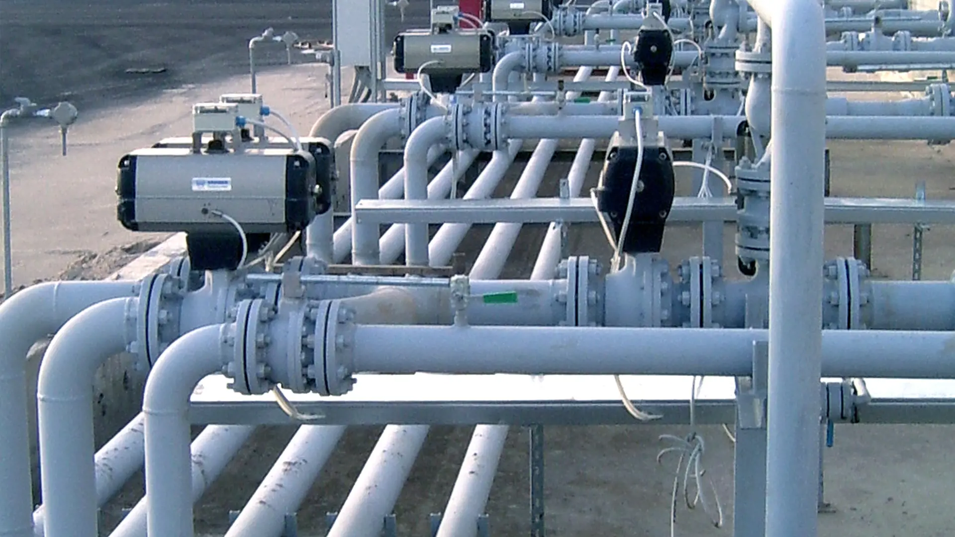image of an LPG piping systems with white pipelines