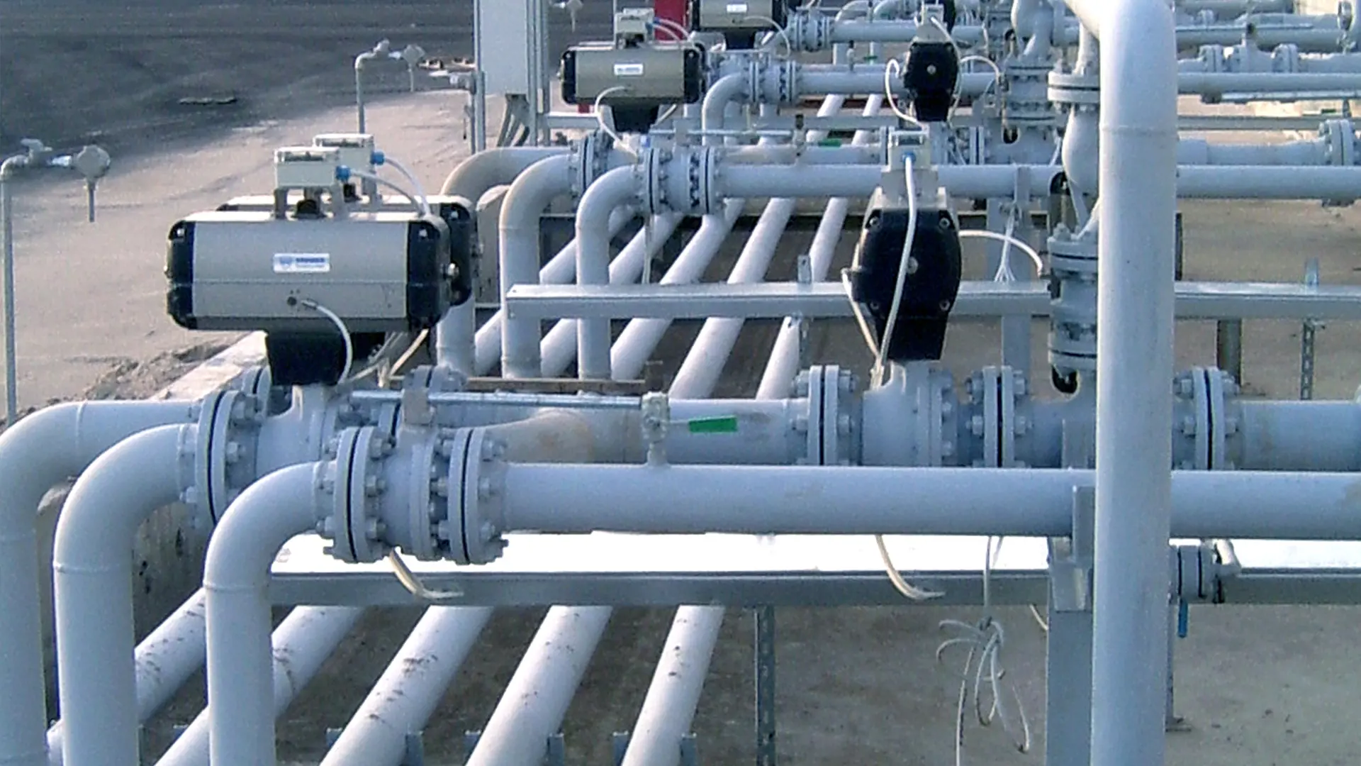 image of an LPG piping systems with white pipelines