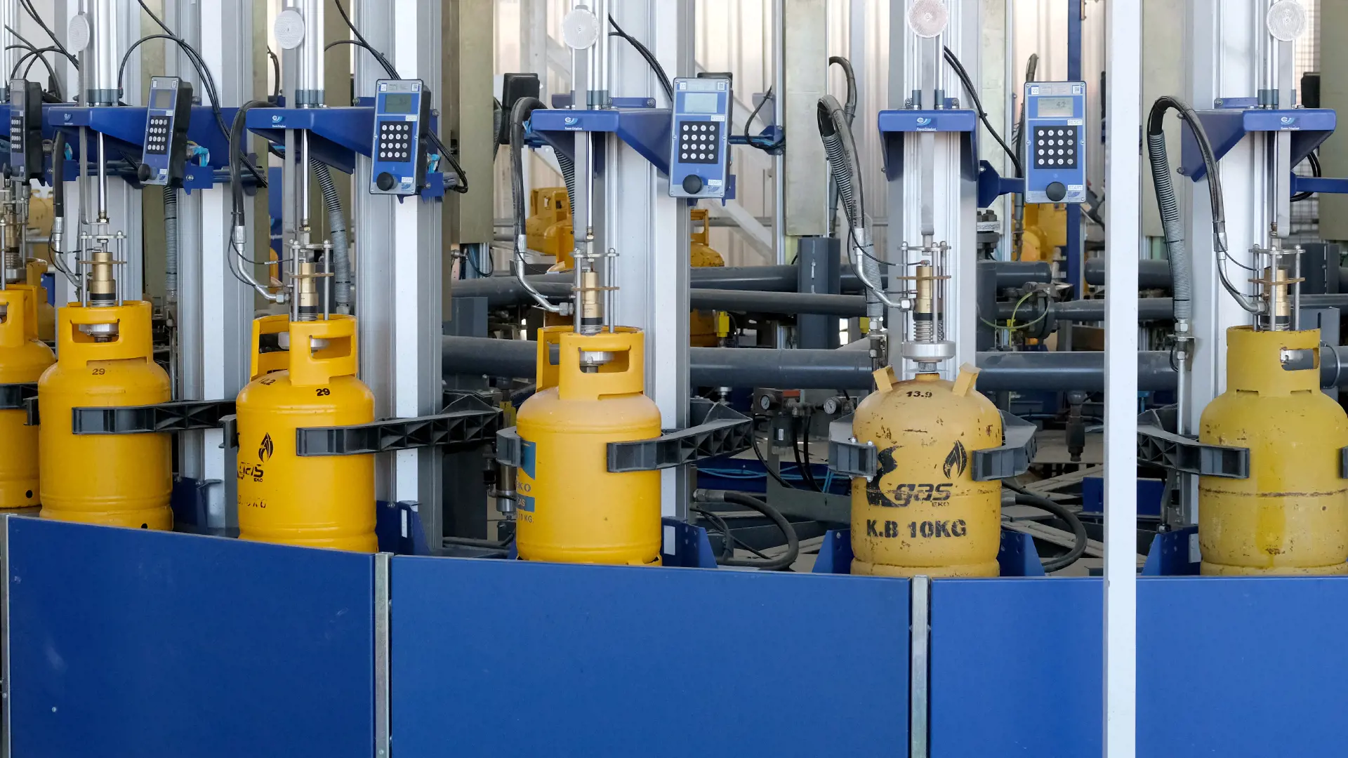 a LPG filling carrousel with yellow LPG cylinders