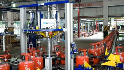 image of a FLEXSPEED element and red LPG cylinders on a chain conveyor