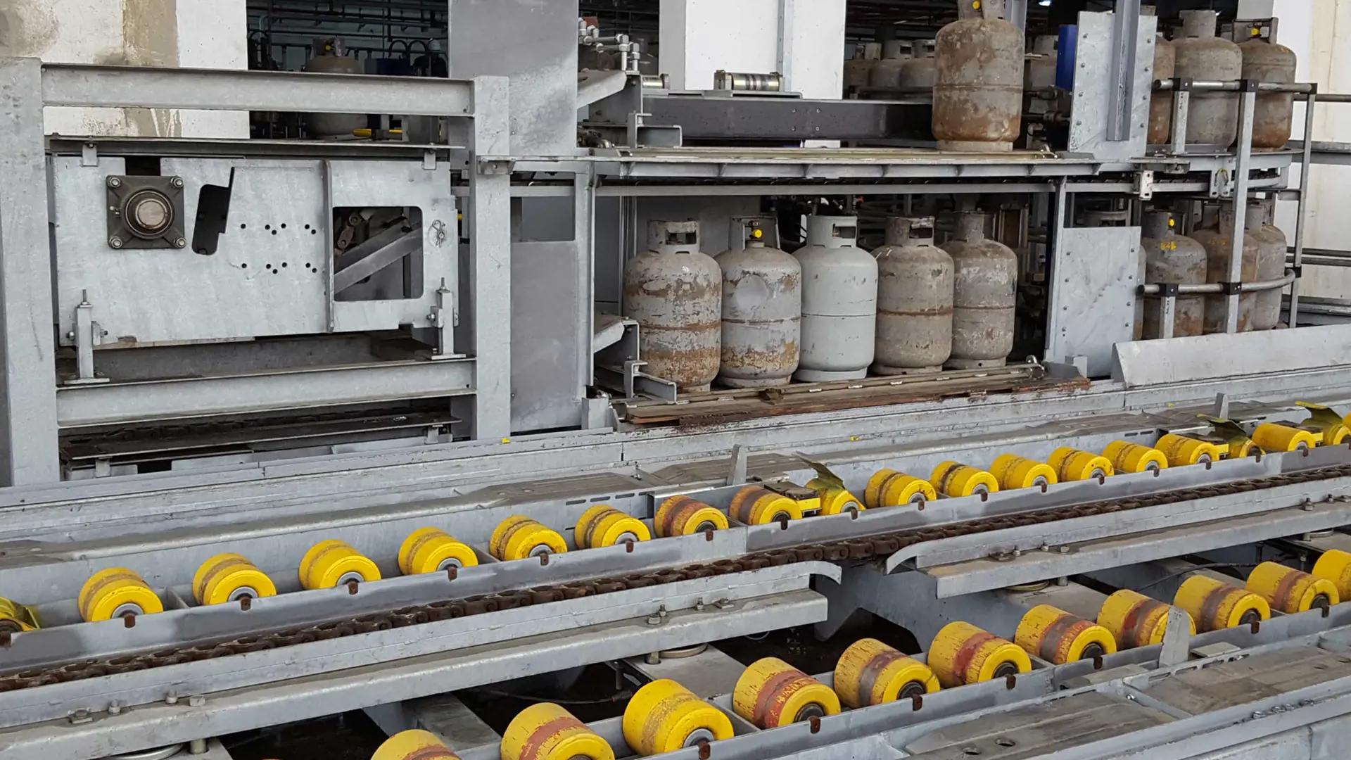 Roller conveyor for gas cylinders