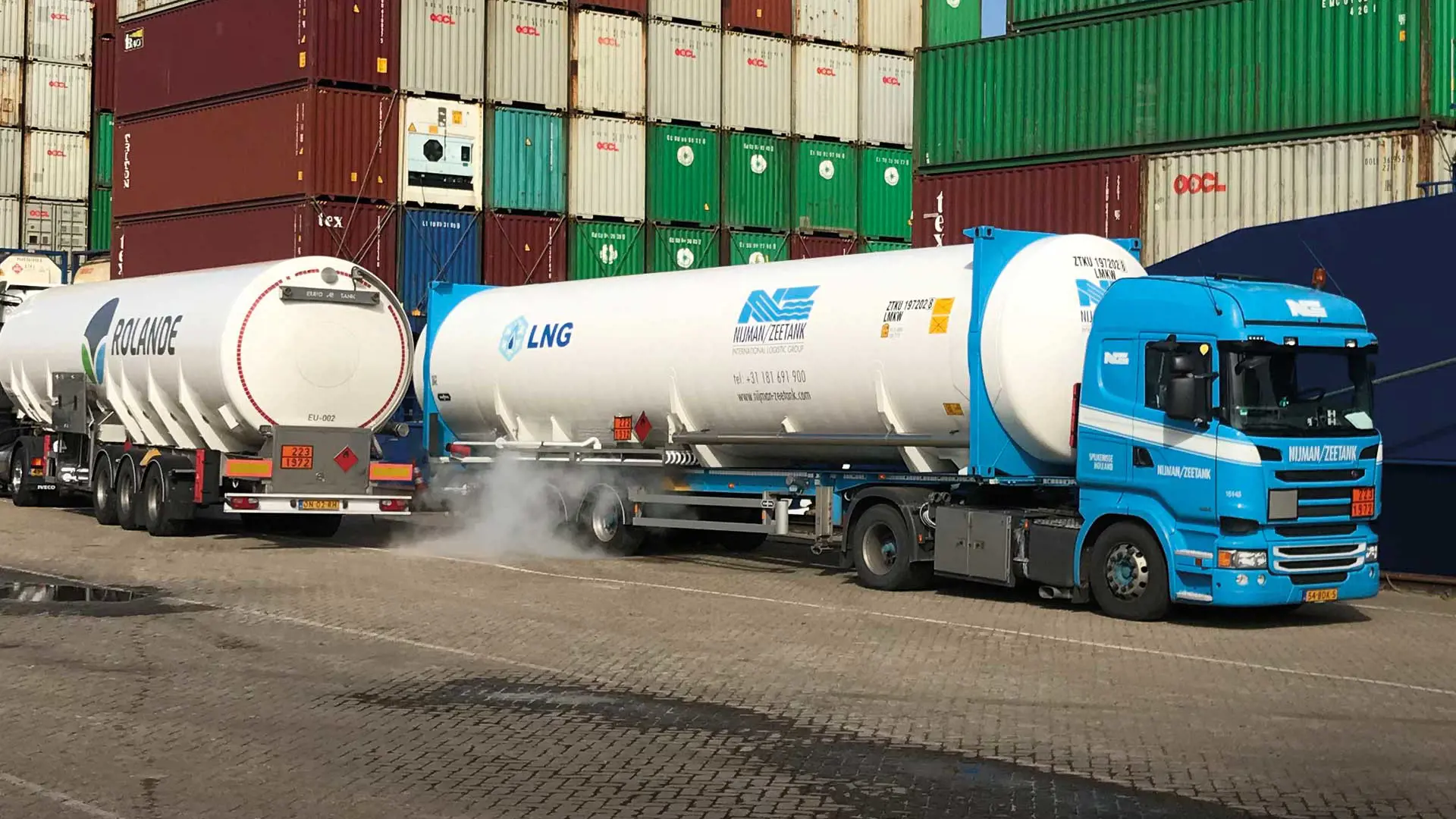 LNG trucks using the Y-piece to deliver fuel simultaneously