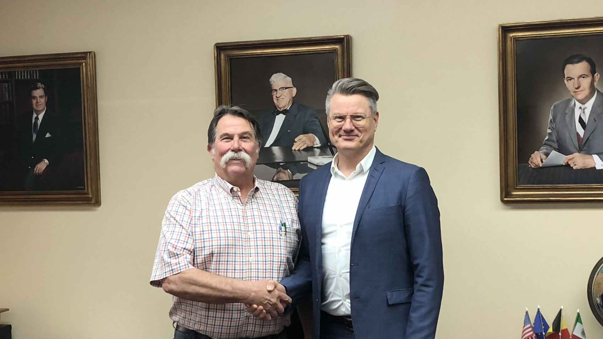 Image of Skeeter Ladue and Bo Larsen shaking hands