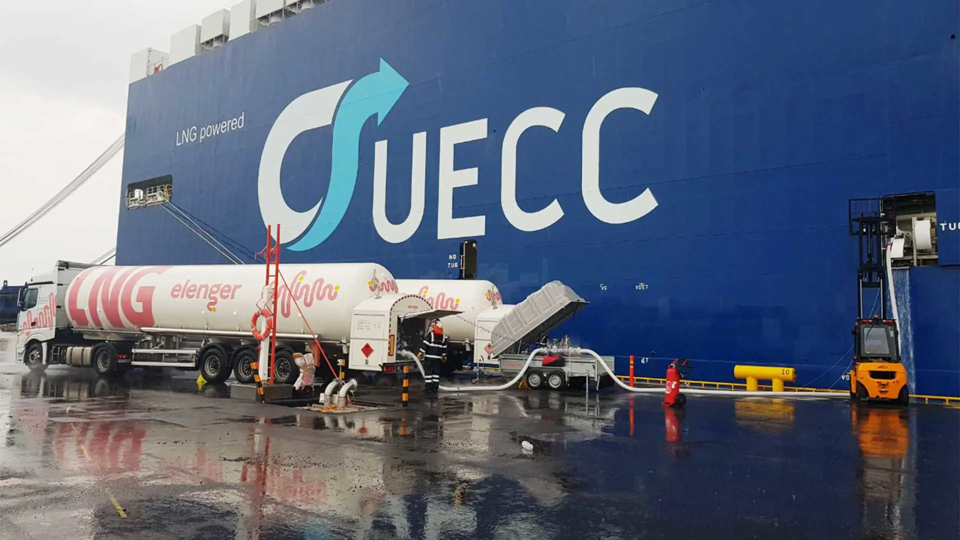 Two trucks transferring LNG to a ship simultaneously with the Y-piece