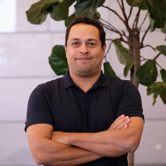 Portrait photo of Carlos Lima