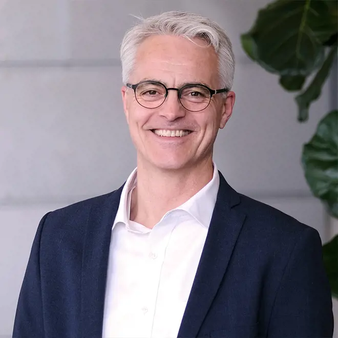 Portrait photo of Lars Sall